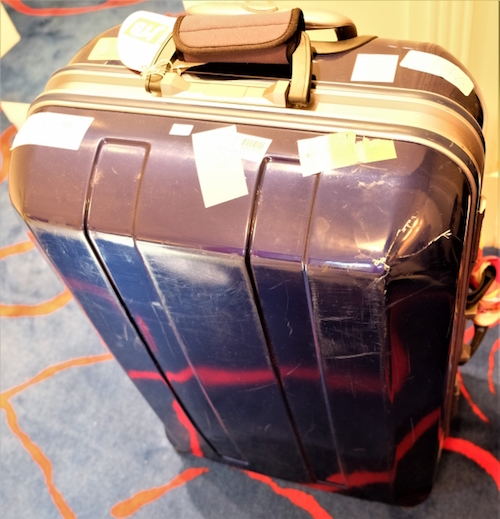 古いスーツケースは重い